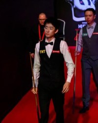 斯诺克大师赛：吴宜泽6-0横扫肖国栋，罗伯逊5-6憾负囧哥